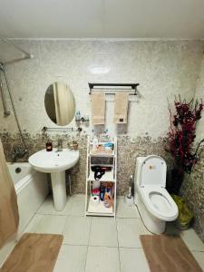 uma casa de banho com um WC e um lavatório em Fun in UB. em Ulan Bator