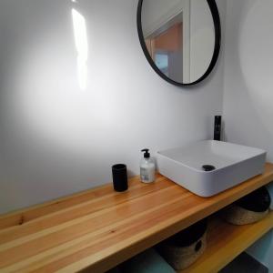 デニアにあるCasa Montgóのバスルーム(白い洗面台、鏡付)