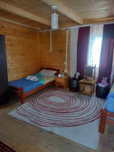 ein Zimmer mit einem großen Teppich auf dem Boden in der Unterkunft Acke Kum 3 in Žitorađa