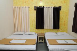 Postel nebo postele na pokoji v ubytování Hotel laxminarayan