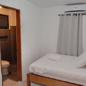 niewielka sypialnia z łóżkiem i toaletą w obiekcie 1-BR flat with kitchen private bath hot and cold shower w mieście General Luna