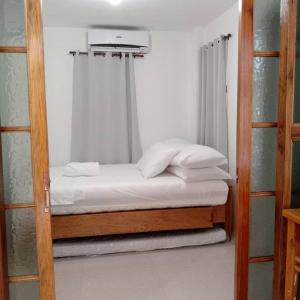 Dormitorio pequeño con cama y ventana en 1-BR flat with kitchen private bath hot and cold shower, en General Luna