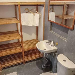 uma pequena casa de banho com WC e lavatório em 1-BR flat with kitchen private bath hot and cold shower em General Luna