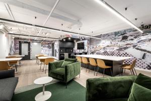 a room with chairs and a table and a kitchen at Magnifique Studio au centre-ville à 5 min à pied de tout in Montréal