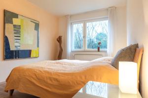a bedroom with a bed and a window at Ferienwohnung Familie Weihe in Reppenstedt