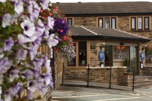 ブラッドフォードにあるBest Western Bradford Guide Post Hotelの花の家