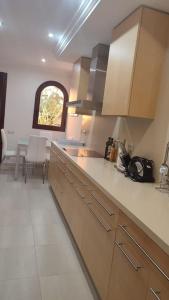 EsteponaLos Granados del Mar Estepona的厨房配有柜台、桌子和窗户