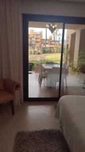 EsteponaLos Granados del Mar Estepona的一间卧室配有一张桌子,享有一个房间的景色 更多11张照片