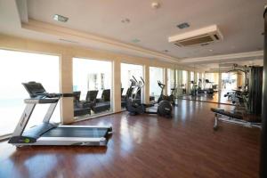 EsteponaLos Granados del Mar Estepona的大楼内配有跑步机和健身器材的健身房