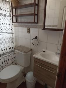 Baño pequeño con aseo y lavamanos en Cabañas La Querencia de Algarrobo, en Algarrobo