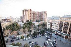 Una ciudad con muchos coches aparcados en un estacionamiento en WAQAS RESIDENCE INTERNATIONAL, en Baku