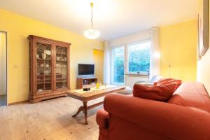 a living room with a couch and a table at Ferienwohnung Familie Weihe in Reppenstedt