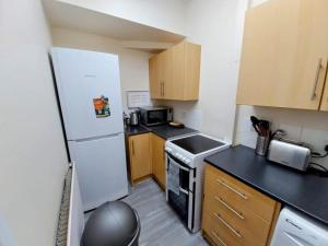 Virtuvė arba virtuvėlė apgyvendinimo įstaigoje Comfortable 2beds house 4 contractors & staycation