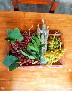 un montón de frutas y verduras en una mesa de madera en La Posada de Cloe en Seclantás