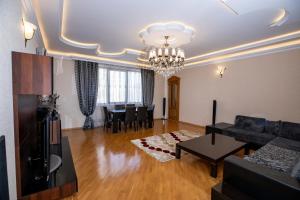sala de estar con sofá y mesa en WAQAS RESIDENCE INTERNATIONAL, en Baku