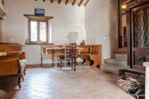 un salon avec une table et une chaise dans l'établissement Reggioli- Appartamento Falegname, à Gaiole in Chianti 27 autres photos