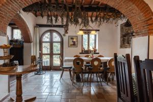 une cuisine et une salle à manger avec une table et des chaises dans l'établissement Reggioli- Appartamento Falegname, à Gaiole in Chianti