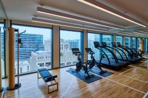 een fitnessruimte met loopbanden en crosstrainers in een gebouw bij citizenM Austin Downtown in Austin