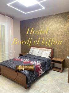 Tempat tidur dalam kamar di HOSTEL BORDJ EL KIFFAN 2