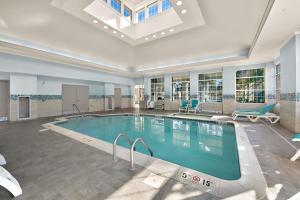 ein großer Pool in einem großen Zimmer in der Unterkunft Hilton Garden Inn Williamsburg in Williamsburg