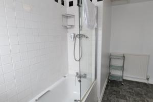 Das Bad ist mit einer Dusche und einer Badewanne ausgestattet. in der Unterkunft The Mary Arden Inn in Stratford-upon-Avon