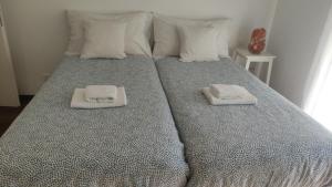 - un lit avec 2 serviettes assises au-dessus dans l'établissement Bell orizzonte, à Locarno