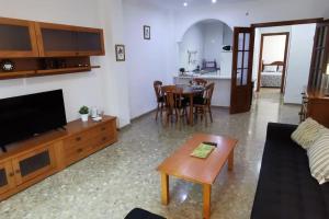 een woonkamer met een bank en een tafel bij Apartamento en la Cala del Moral in Cala del Moral