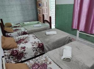 duas camas com toalhas num quarto em POUSADA BRASIL RECIFE no Recife