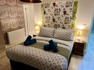 Summerhill Guest House في بيتوَس واي كود: غرفة نوم بسرير كبير مع وسائد زرقاء