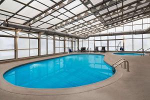 a large swimming pool in a large building at La Quinta by Wyndham Chicago Tinley Park in Tinley Park
