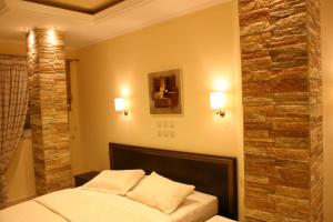 Postel nebo postele na pokoji v ubytování Petit Palais Hotel