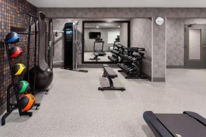 einen Fitnessraum mit mehreren Laufbändern und Maschinen darin in der Unterkunft La Quinta Inn by Wyndham Wausau in Wausau