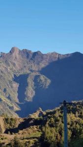 Vista general de una montaña o vista desde la casa de huéspedes