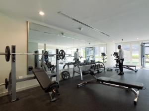 une chambre avec deux hommes dans une salle de sport avec des miroirs dans l'établissement Business Bay - Reva Residence - Keyrock HH, à Dubaï