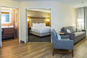 ein Hotelzimmer mit einem Bett und einem Sofa in der Unterkunft Comfort Inn & Suites in Ingersoll