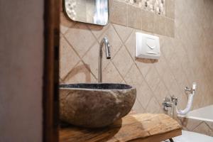 La salle de bains est pourvue d'un lavabo en pierre sur un comptoir. dans l'établissement Reggioli- Appartamento Falegname, à Gaiole in Chianti