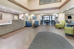 um lobby de um hospital com cadeiras e uma sala de espera em Comfort Inn & Suites em Johnstown