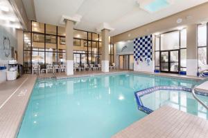 約翰斯敦的住宿－Comfort Inn & Suites，大楼里一个蓝色的大泳池