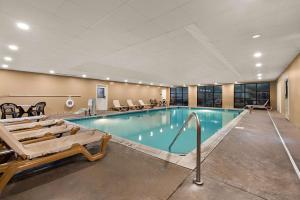 una piscina en una habitación de hotel con sillas en Comfort Suites, en Nashville