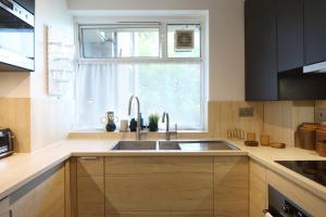 cocina con fregadero y ventana en Modern Apartment on London's Southbank en Londres