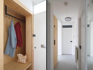 un pasillo con una puerta que conduce a una habitación con un pasillo en Modern Apartment on London's Southbank en Londres