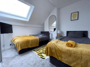 a bedroom with two beds and a mirror at Inviting 1-Bed Apartment in Leeds in Leeds