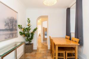 una sala da pranzo con tavolo e sedie in legno di The TRAIL Special Apartment In Afan Forest Bike Park By StayStaycations a Cymmer