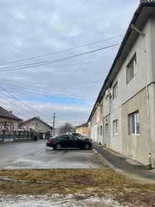 un coche aparcado en una calle al lado de un edificio en Salt Mine Retreat - Free Parking, en Turda