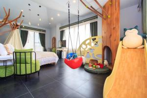 uma sala com um quarto com uma cama e um baloiço em Elegance House em Wujie