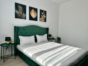 Un pat sau paturi într-o cameră la KOA - Moon Penthouse
