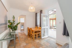 una sala da pranzo con tavolo e sedie e una porta a vetri di The TRAIL Special Apartment In Afan Forest Bike Park By StayStaycations a Cymmer Altre 30 foto