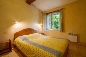 Katil atau katil-katil dalam bilik di Le Jas charming Mas in Provence with shared pool nature calm space