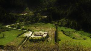 an aerial view of a house in a field with a road at Agriturismo Serra Moneta in Santo Stefano Quisquina