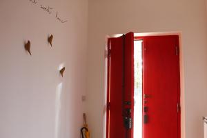 a red door in the corner of a room at Villa Anna in San Venanzo